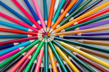 綺麗な形のカラフルな色鉛筆