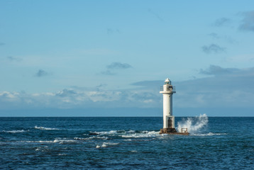 灯台と白波　北海道日本海