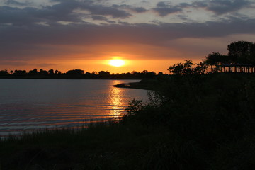 Obraz premium sunset over the lake