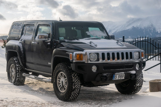 Hummer H3 in the snow