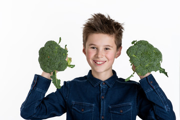 Junge hält Broccoli in den Händen, gesunde Ernährung mit Spaß, freigestellt, Hintergrund weiß