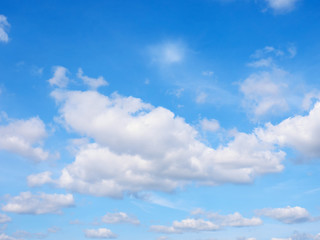 Obraz premium White clouds on a blue sky background