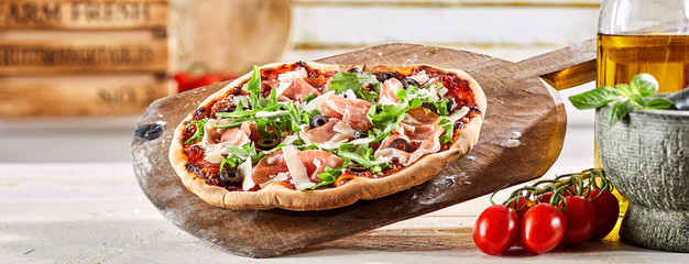 Crusty oven-fired Italian prosciutto pizza - 323630805