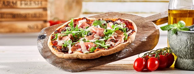 Selbstklebende Fototapeten Crusty oven-fired Italian prosciutto pizza © exclusive-design