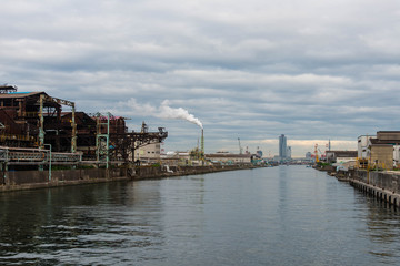 大阪港の水路と工場と煙突の煙