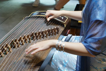 Women are playing zither, Chinese instruments