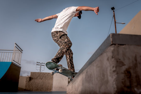 joven patinador hace un truco llamado frontside croocked en un skate park