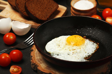 Fried egg with tomatoes and bread