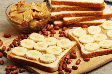 Sandwiches with peanut butter and peanuts	