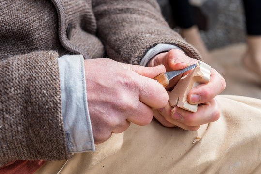 Handwerker beim schnitzen auf der Auer Dult in M&uuml;nchen_2425