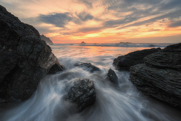 Obraz premium Evening Sunset at a Tropical Rocky Beach