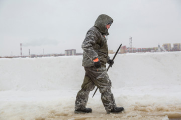 An installer with a metal crowbar in his hands