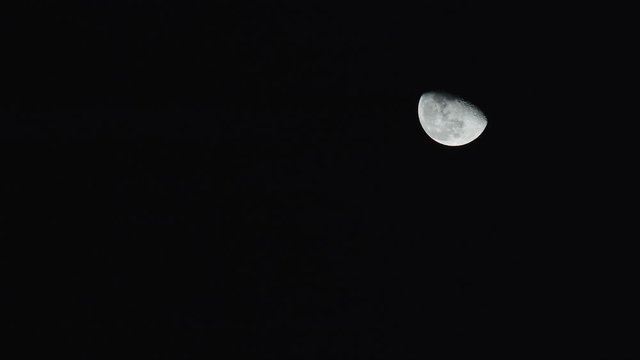 Media luna sobre Barcelona