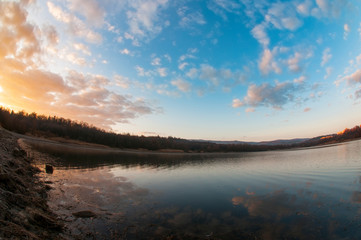 Fototapeta na wymiar beautiful sunrise on the autumn lake