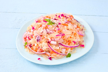 Sauerkrautsalat mit roten Zwiebeln	