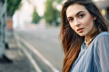 Obraz premium Close up young beautiful woman portrait posing in the city street