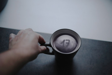 Tasse d'eau violette avec le numéro 17, montage photoshop