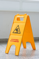 Gelbes Warnschild, Hinweisschild Achtung Rutschgefahr, Aufmerksamkeit nach der Reinigung