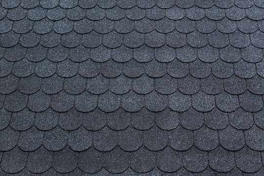 Schwarze Bitumen Dachschindeln mit Biberschwanz Muster in Nahaufnahme