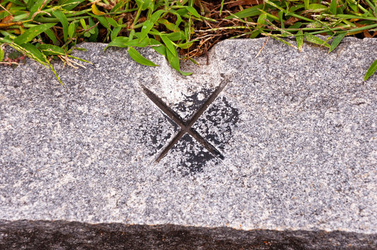 Markierung im Stein "X"