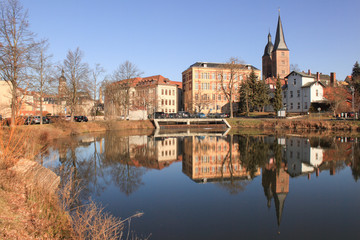 Fototapeta na wymiar Romantisches Altenburg; Kleiner Teich mit Roten Spitzen