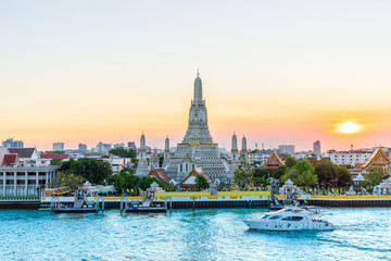 Naklejka premium w Bangkoku ze świątynią Wat Arun o zachodzie słońca, Wat Arun jest celem podróży do Bangkoku w Tajlandii.