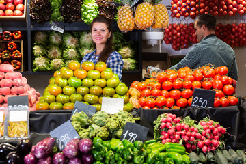Fototapeta na wymiar Female selling tomatoes on market