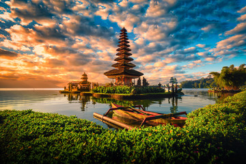 Pura Ulun Danu Bratan, Hindu temple with boat on Bratan lake landscape at sunrise in Bali, Indonesia. - obrazy, fototapety, plakaty