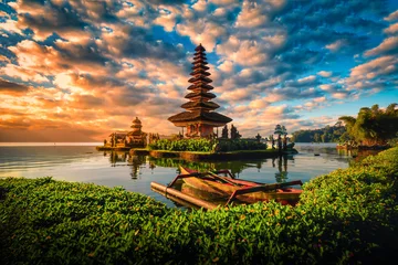 Crédence de cuisine en verre imprimé Bali Pura Ulun Danu Bratan, temple hindou avec bateau sur le paysage du lac Bratan au lever du soleil à Bali, Indonésie.