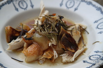 Delicious roasted chicken with oignons 