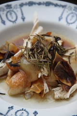 Delicious roasted chicken with oignons 