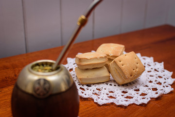 Criollitos sobre mantel pequeño y mate desenfocado