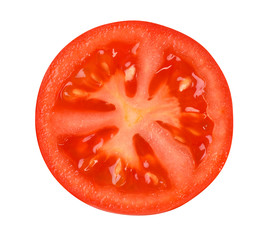 Frische Tomatenscheibe vor weißem Hintergrund