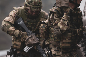 Fototapeta premium 銃を構える自衛官