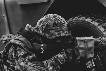 銃を構える自衛官