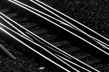 Gleise Schienen Struktur Geometrie Kreuzung Transport Technologie Stahl Schienen Schwellen Weichen Kreuzung Fahrweg Stellwerk Richtung Sicherheit abstrakt symbol Deutschland Eisenbahn schwarz weiß