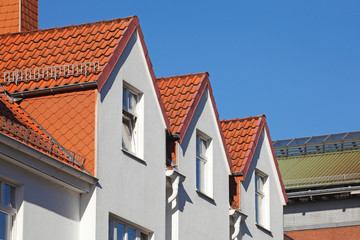 Moderne weisse Wohngebäude, Dachfenster, Dachgiebel, Dächer, Reihenhäuser, Mehrfamilienhäuser, Bremen, Deutschland