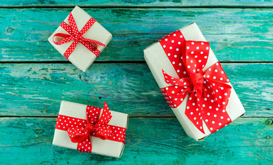 Fototapeta premium gifts on green background