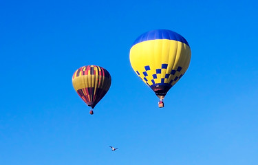 Naklejka premium Air balloon on the blue sky background