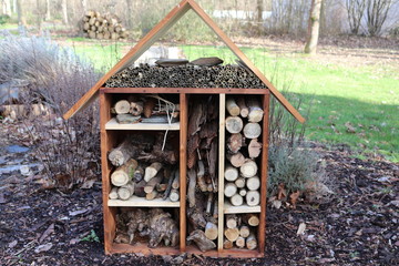 Hilfe für Bienen und andere Insekten - selbstgebautes Insektenhotel