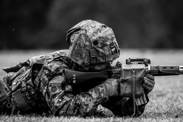 銃を構える自衛官