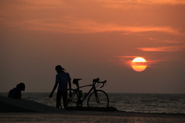 Obraz na płótnie Canvas silhouette of cyclist at sunrise