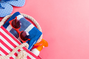 Obraz premium Summer bag background with copy space. Flat lay photo on color table, travel concept. Free space for text, mock-up