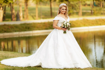Fototapeta na wymiar beautiful bride in the autumn park