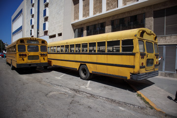 Fototapeta na wymiar Yellow school bus in the center of Havana. Cuba