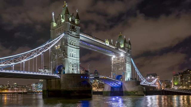 Time Lapse Sicht der Tower Br&uuml;cke in London bei Nacht mit Br&uuml;cken&ouml;ffnung und Bootsverkehr, Gro&szlig;britannien