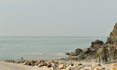 Plage de Jospinet dans les C&ocirc;tes d'Armor en Bretagne et &agrave; l'horizon un vieux gr&eacute;ment et quelques bateaux de plaisance naviguent
