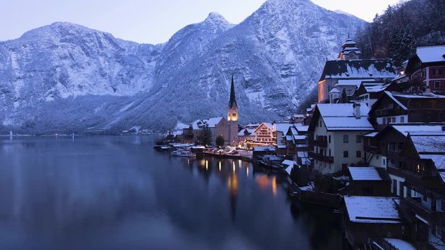 Kurze Tag zu Abend Timelapse von Hallstatt in den Alpen &Ouml;sterreichs im Winter mit Schnee
