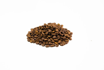 Granos de café. Aislado sobre un fondo blanco.
