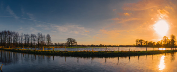Große Wiesenflächen nach starken Dauerregen überschwemmt